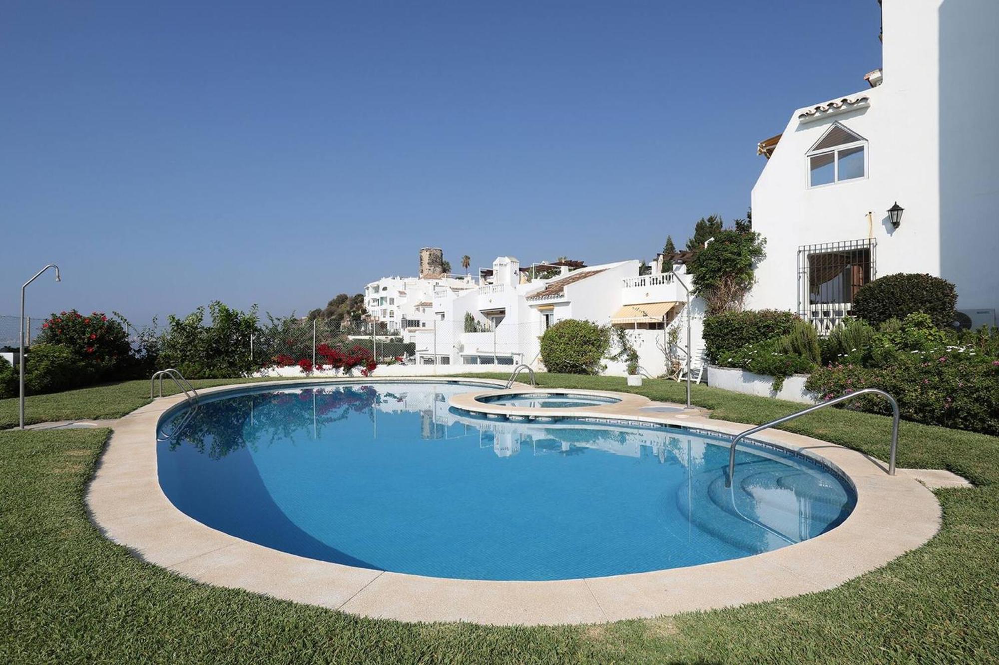 082 - Stunning Sea Views Beachfront Apartment Benalmádena Kültér fotó