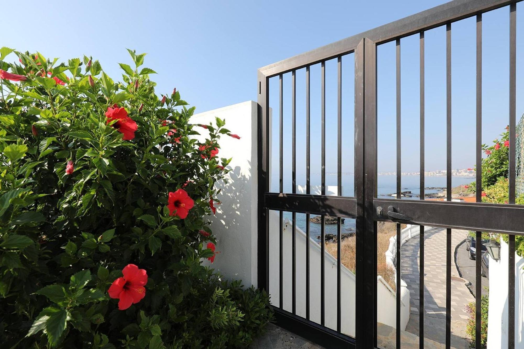 082 - Stunning Sea Views Beachfront Apartment Benalmádena Kültér fotó