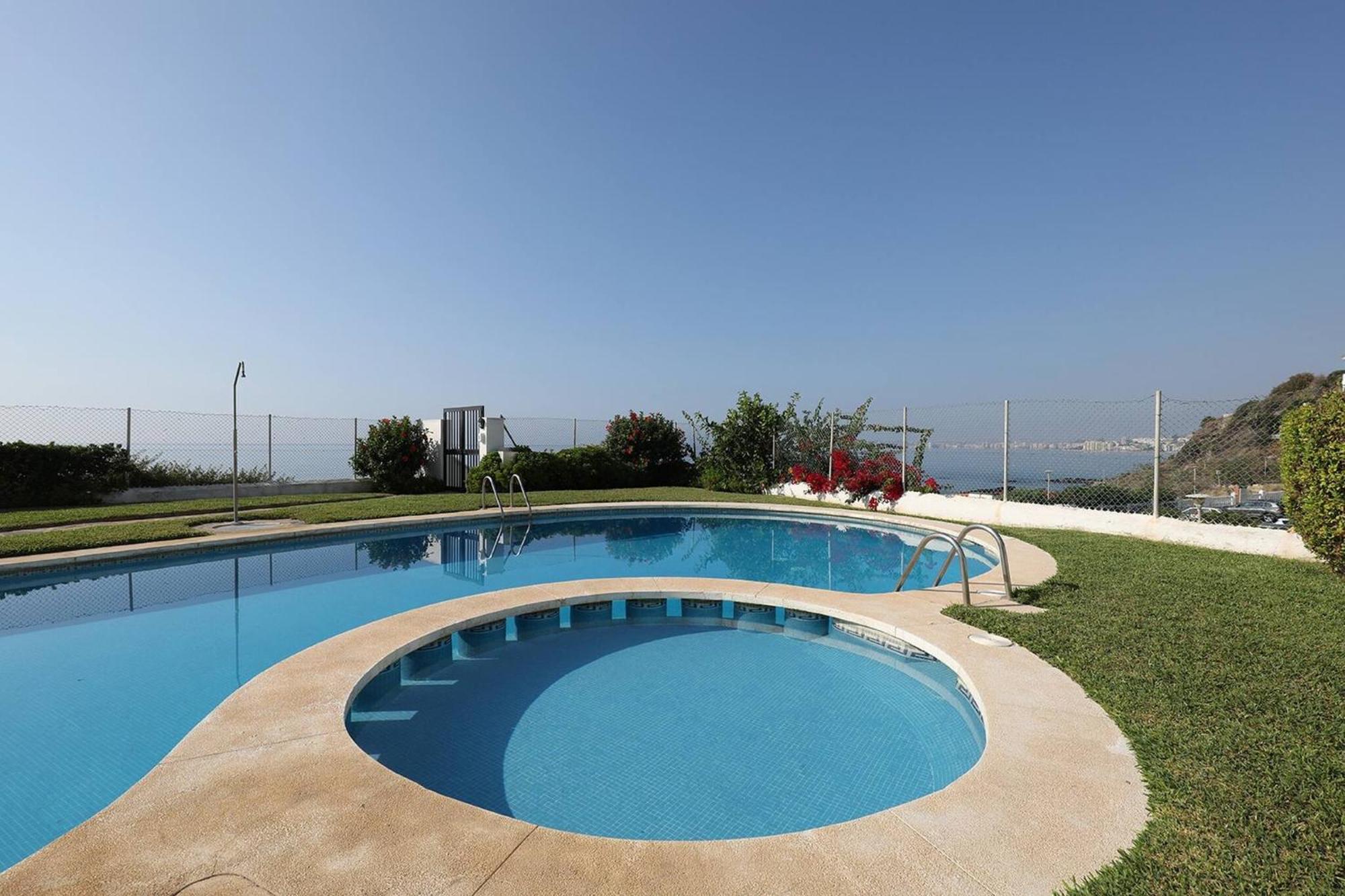 082 - Stunning Sea Views Beachfront Apartment Benalmádena Kültér fotó